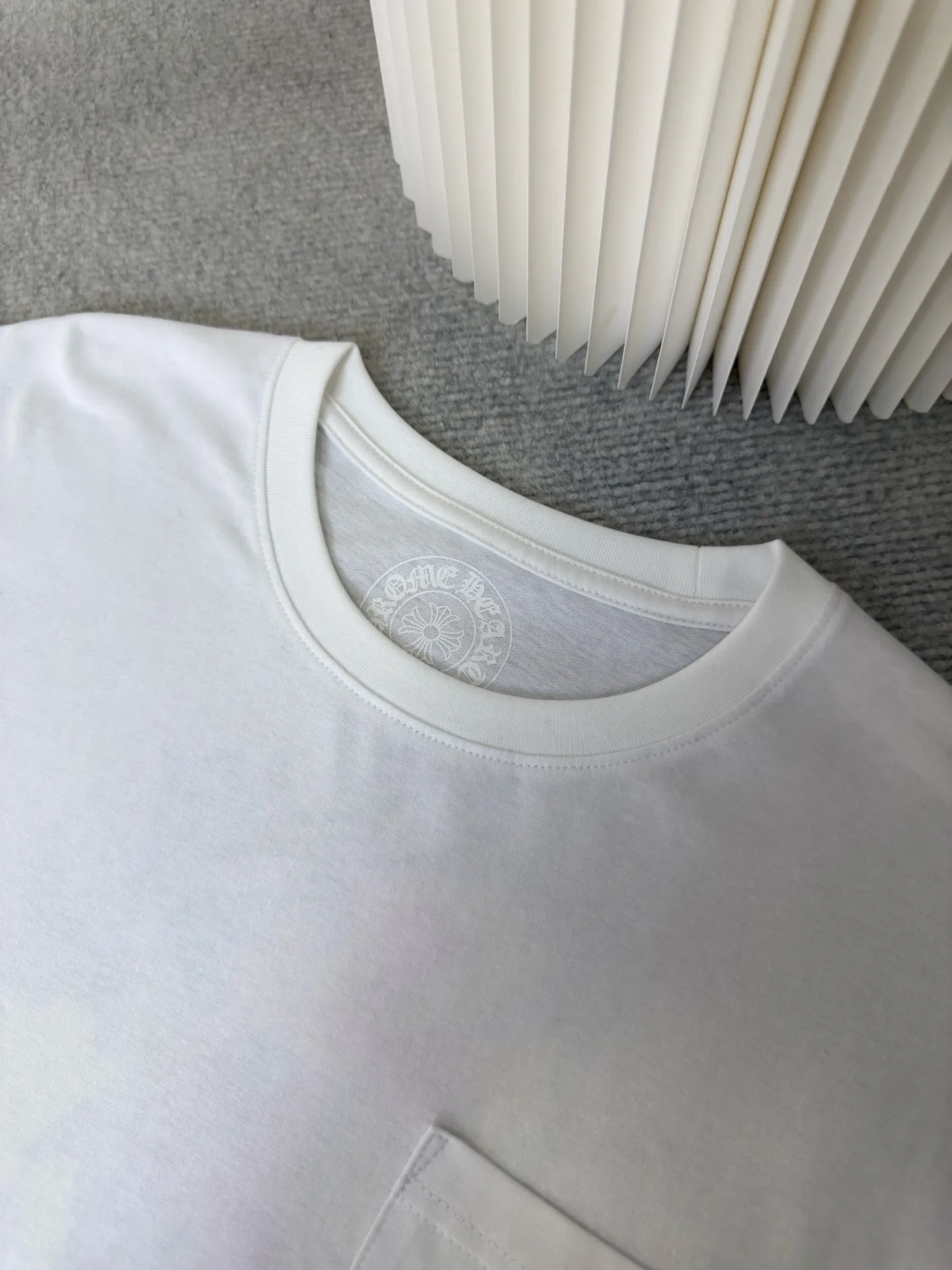 P300 Chrome Heart Miami limited color cross long sleeves. The fabric is made of 26-woven 220g cotton. The printing uses high-temperature ink printing technology, and the color of the printing area is extremely complex. Size S M L